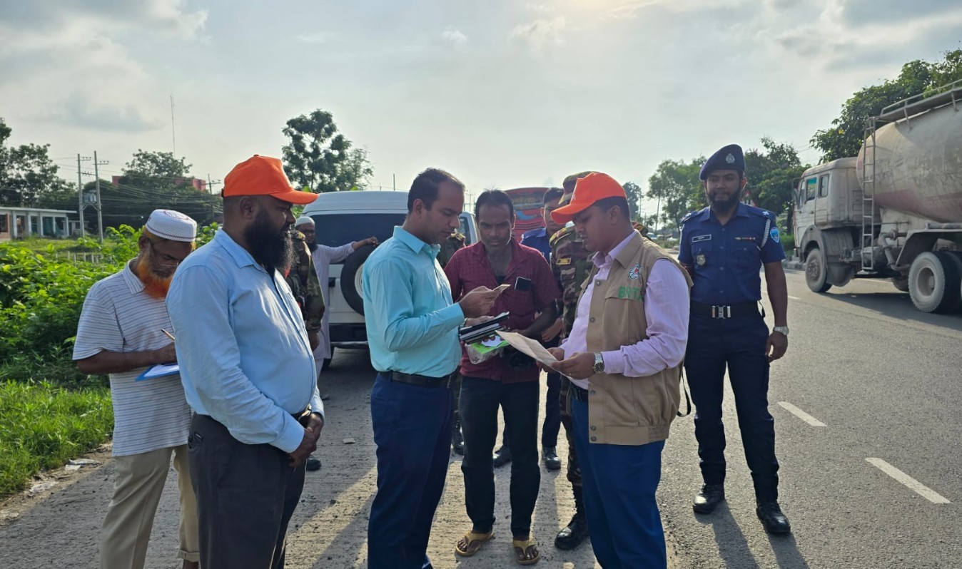 বিআরটিএ কুমিল্লা সার্কেলের মোবাইল কোর্ট পরিচালনা: ১৪টি মামলা, ৬২ হাজার টাকা জরিমানা
